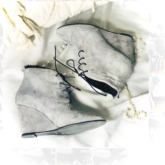 UKIES | 9M | Grey Suede Black Lace Shearling Lined Wedge Lightweight Booties NIB - Picture 1 of 13